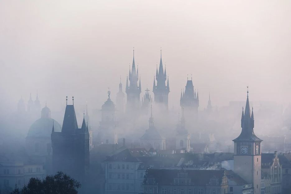 Praha v ranním oparu