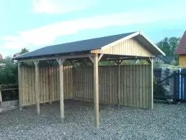 Altán se zástěnou ze smrkového dřeva