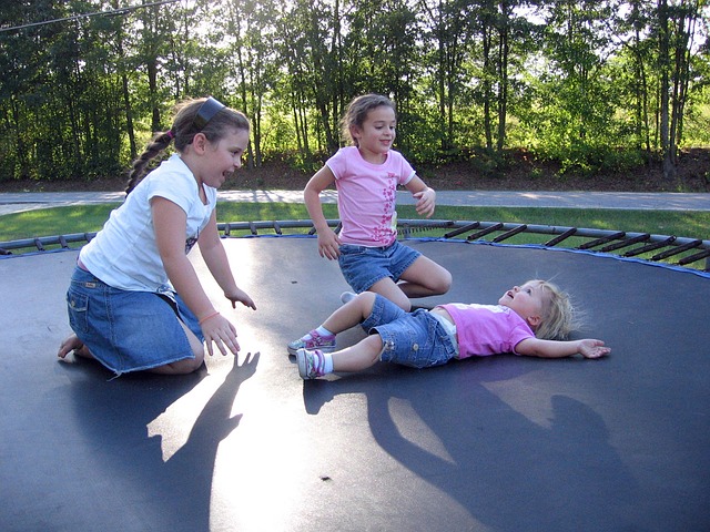 tři dívky na trampolíně.jpg