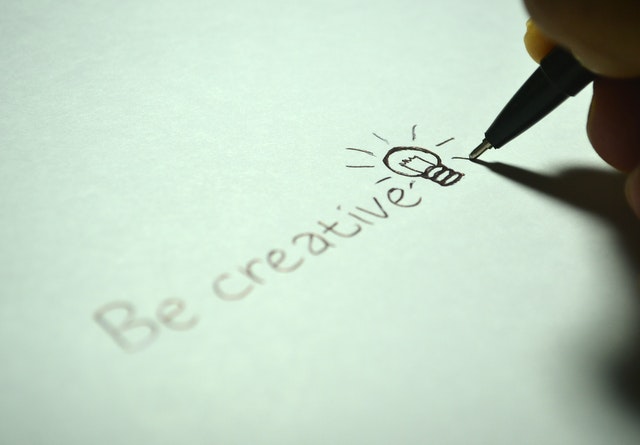 kreativita, žárovka, nápis